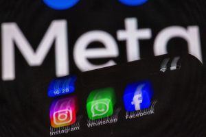 Die Sozialen Apps von Meta auf dem Display eines Smartphones