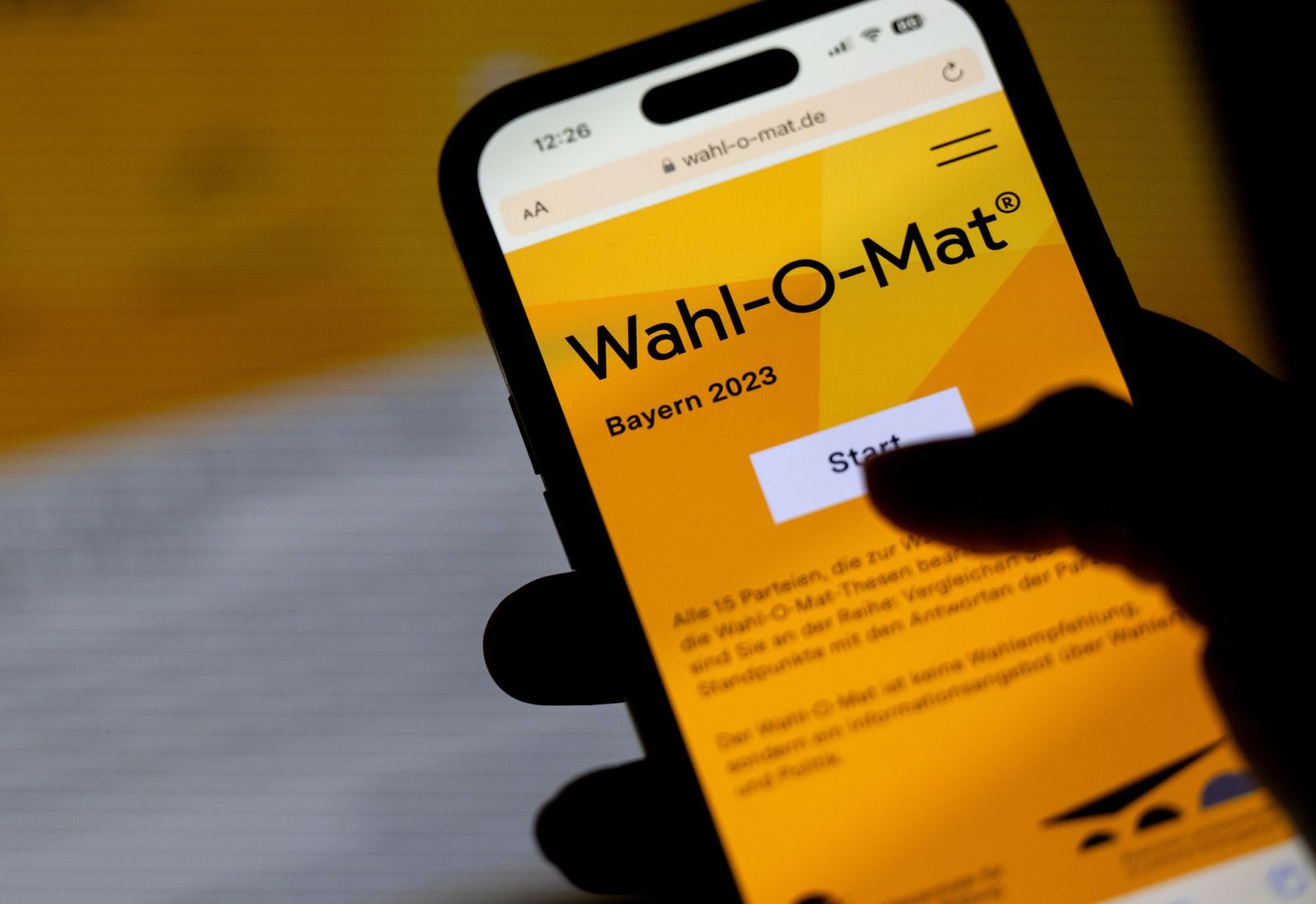 Die Startseite des Wahl-O-Mat auf dem Display eines Handys