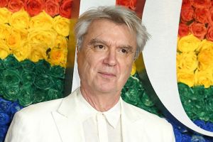 Die Talking Heads haben ein neues Musikvideo veröffentlicht, um das 50-jährige Jubiläum ihrer ersten Show zu feiern.