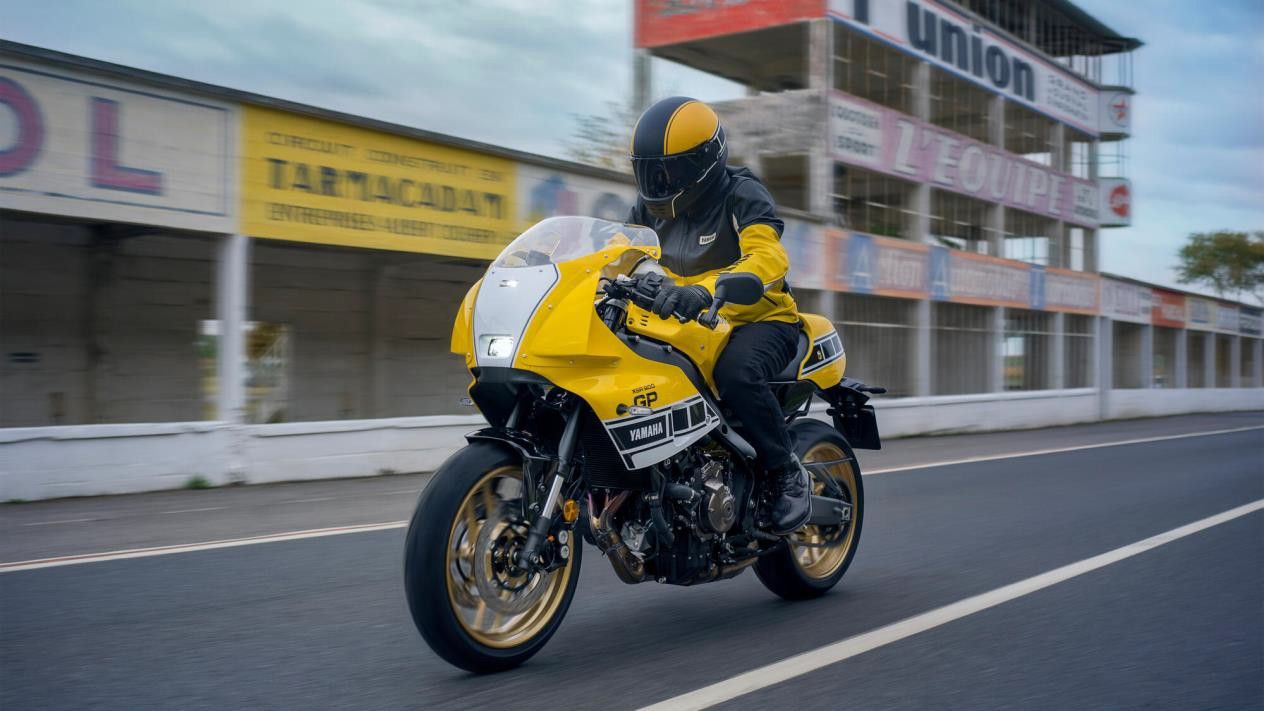 Die Yamaha XSR900 GP 2026 – Legend yellow