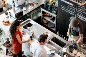 Dienstplanung für internationale Teams: Wie Du Sprachbarrieren überwindest