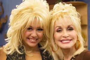 Dolly Parton gibt ihrer Patentochter Miley Cyrus gelegentlich 'tough love'.