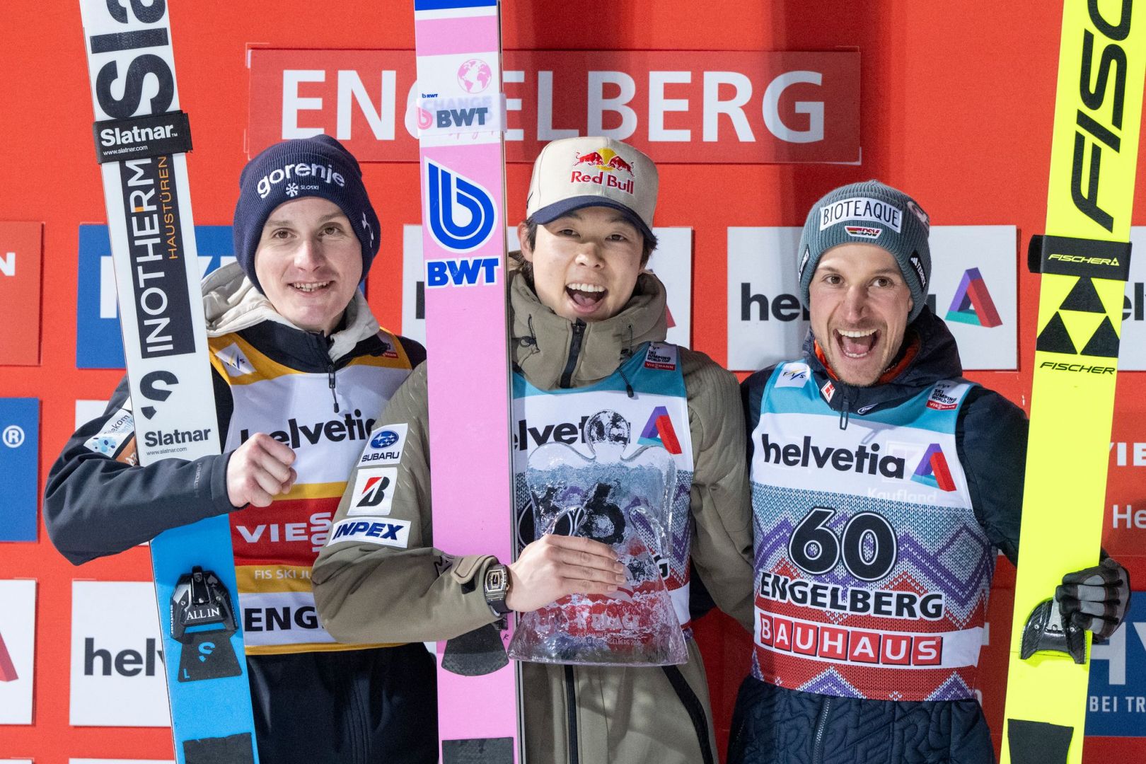Domen Prevc, Ryoyu Kobayashi und Felix Hoffmann (l-r).