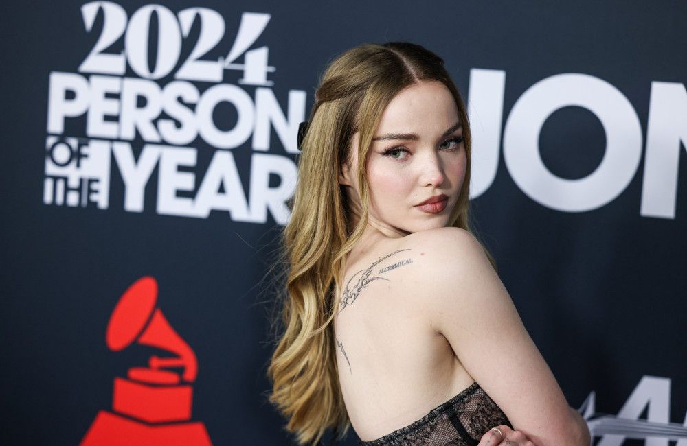 Dove Cameron hatte das Gefühl, dass sie in den frühen Tagen ihrer Musikkarriere 'ihre Stimme verringern' musste.