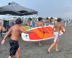 Drei Jungen an einem italienischen Strand