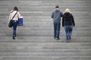 Drei Personen gehen eine Treppe hinauf (Archiv)