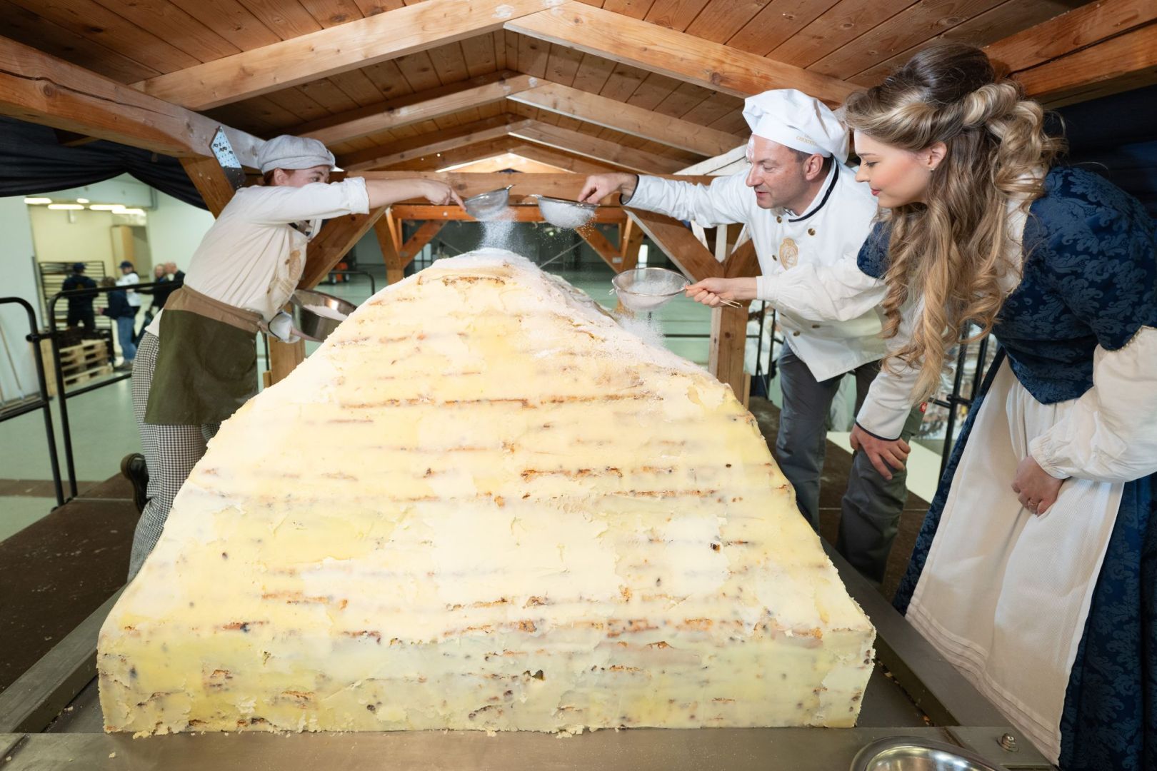 Dresdner Bäcker arbeiten an Riesenstollen für das Stollenfest