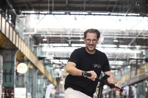 DTM-Champion Maximilian Götz wird Markenbotschafter von VMAX E-Scooter