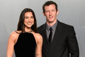 Dua Lipa und Callum Turner haben 5.000 Euro an verärgerte Bewohner Palermos gezahlt.