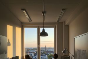 Dunkles Büro? Warum mehr Licht allein oft nicht die Lösung ist