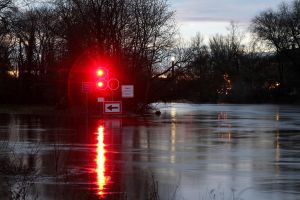 Durchfahrtsverbot an einem Fluss (Archiv)