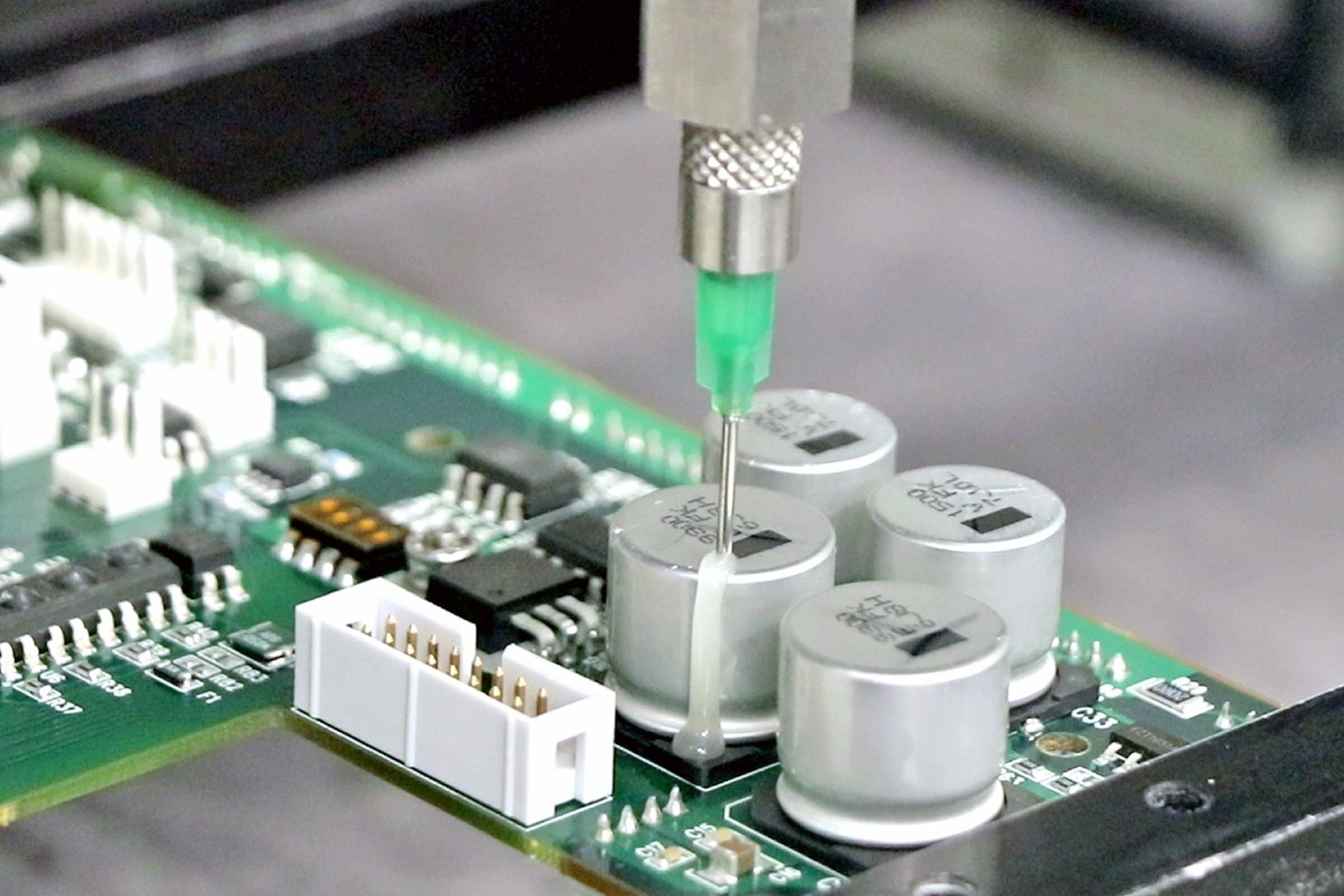 Dymax‘ neuer robuster Klebstoff 9773 mit NASA-Zertifizierung gemäß ASTM E595 für geringe Ausgasung