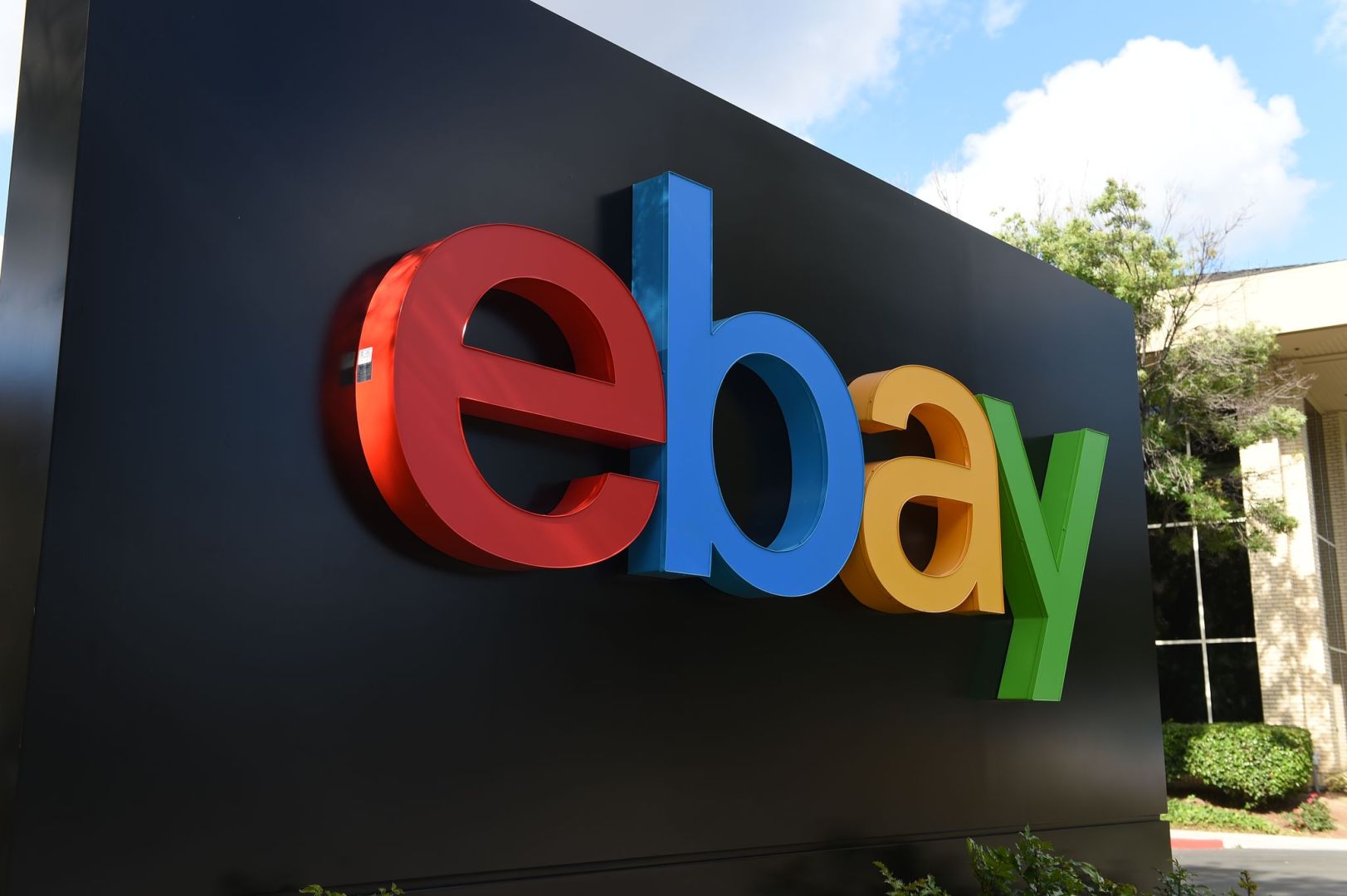 Ebay-Logo vor Hauptquartier