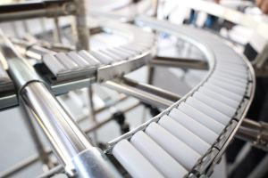 Effizienter Materialfluss mit Förderstrecken – Wie modulare Systeme die Produktion verschlanken