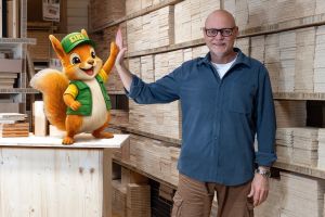 Ein Eichhörnchen erobert die Holzbranche