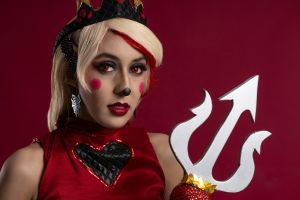 Ein farbenfrohes Cosplay-Porträt mit künstlerischem Make-up und einem lebendigen Anime-Charakter-Thema.