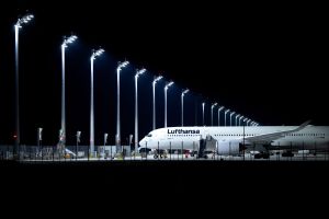 Ein Flugzeug der Lufthansa steht am Flughafen München