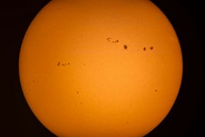 Ein hochauflösendes Bild der Sonnenoberfläche mit sichtbaren Sonnenflecken, ideal für astronomische Studien.