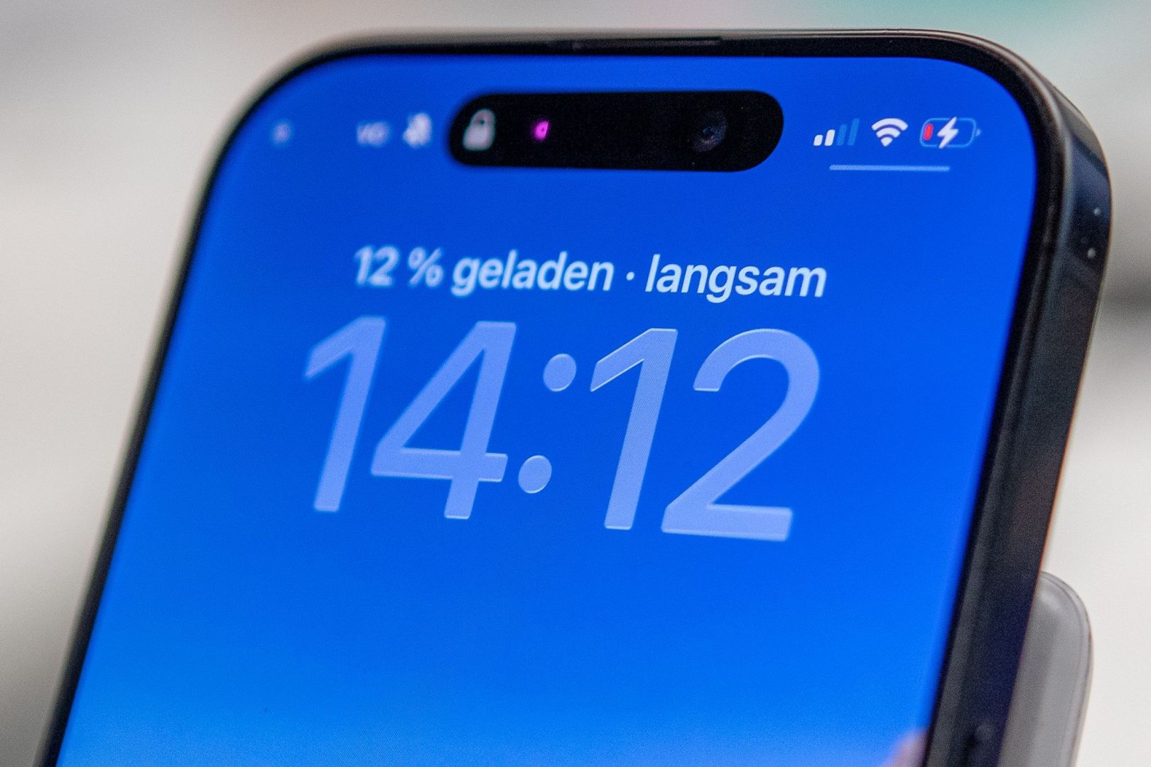 Ein iPhone zeigt langsames Laden an
