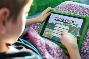 Ein Junge spielt das Computerspiel Minecraft.