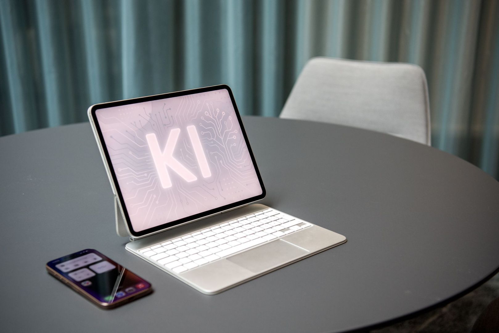 Ein KI-Assistent ist auf einem iPad zu sehen