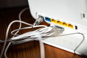  Ein LAN-Kabel steckt im DSL-Steckplatz eines WLAN-Routers