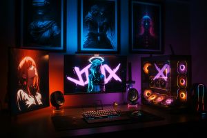 Ein lebendiges Gaming-Setup mit Neonlichtern, Displays und einem benutzerdefinierten PC in einem künstlerischen Raum.
