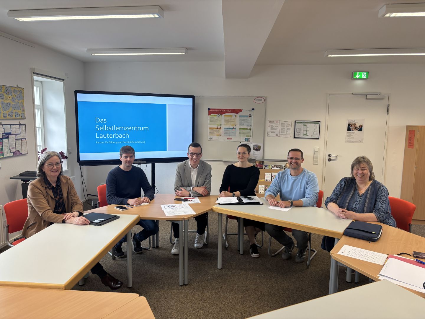 Ein Lern- und Entdeckungsort:  Erster Kreisbeigeordneter und Volkshochschul-Dezernent zu Besuch im Selbstlernzentrum in Lauterbach
