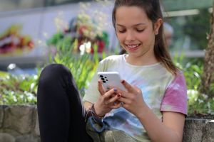 Ein Mädchen nutzt ein Smartphone