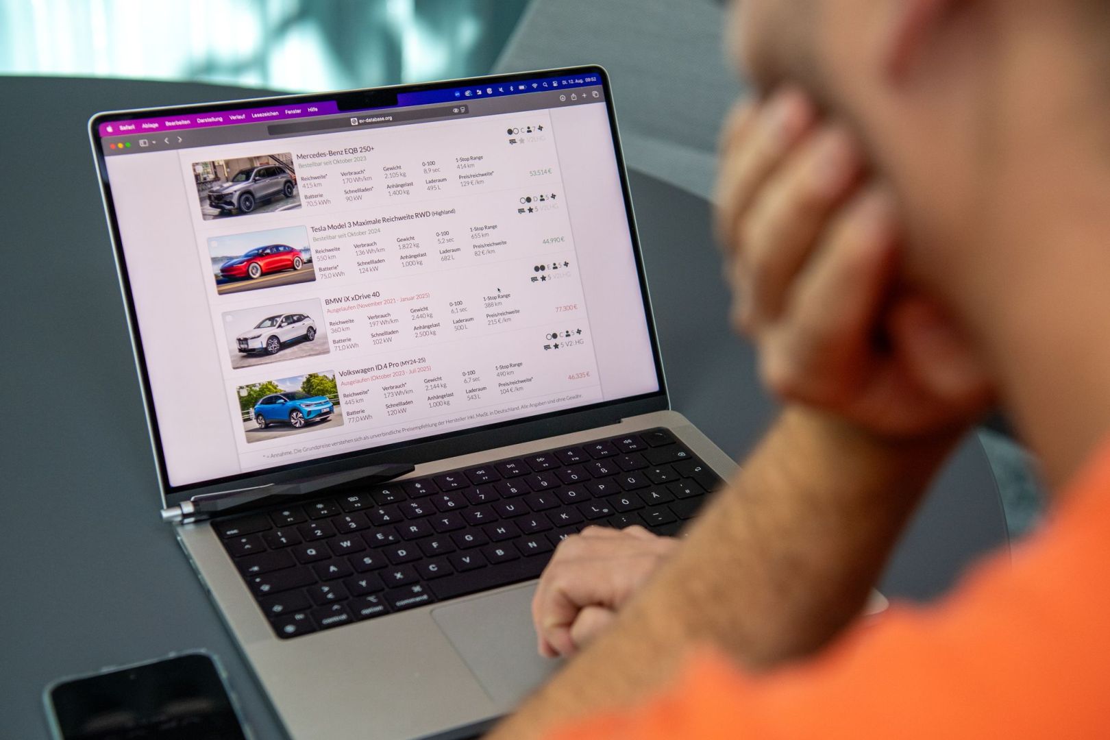 Ein Mann blickt auf die Webseite ev-database.org 
