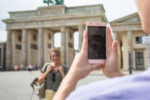 Ein Mann fotografiert eine Frau