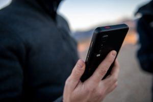 Ein Mann hält ein Smartphone in der Hand