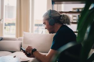 Ein Mann hört Musik auf seinem Handy