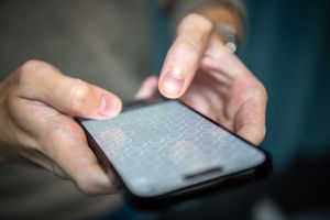 Ein Mann lässt digitale Luftpolsterfolie platzen