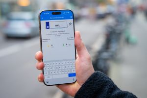 Ein Mann nutzt die App Kennzeichensammler auf einem Smartphone