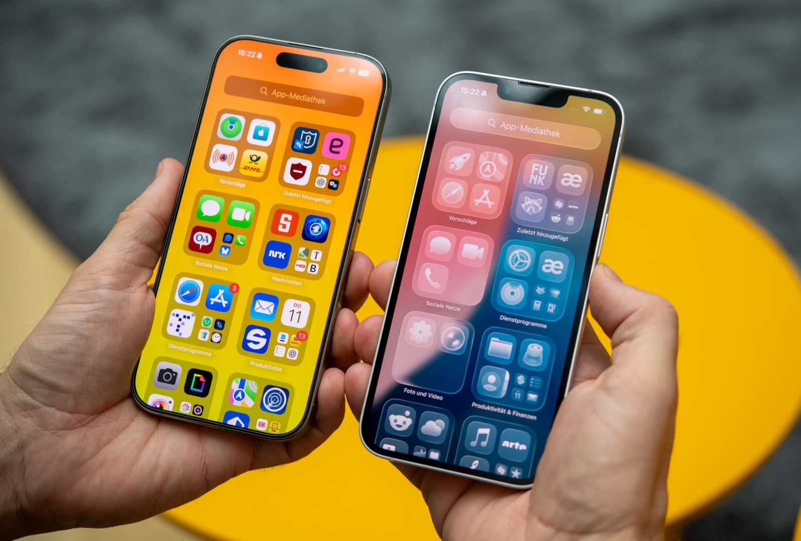 Ein Mann nutzt iOS 26 auf einem iPhone
