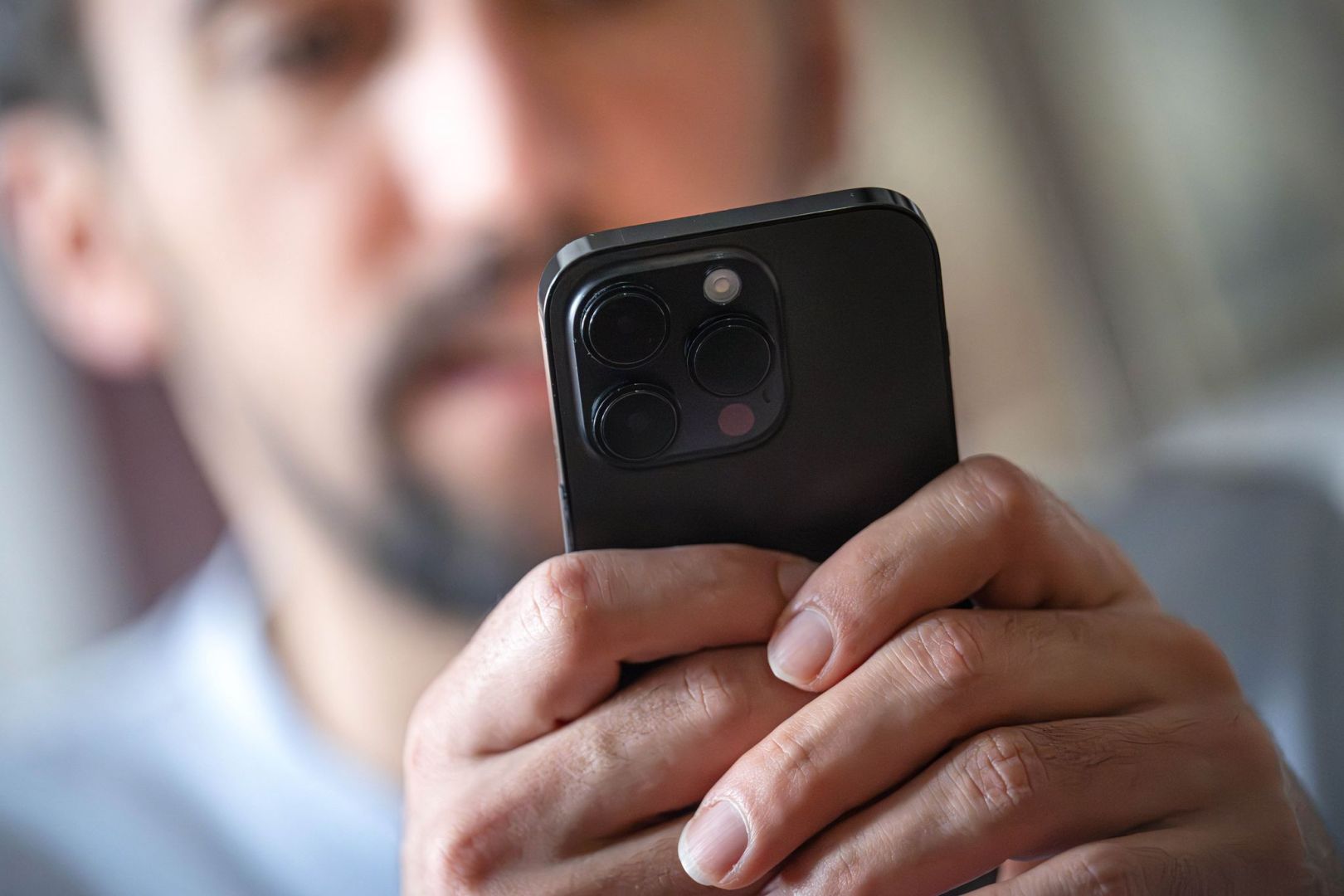 Ein Mann schaut auf ein Smartphone