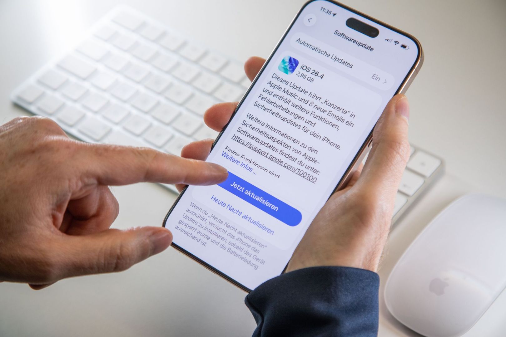 Ein Mann startet ein Softwareupdate auf einem iPhone