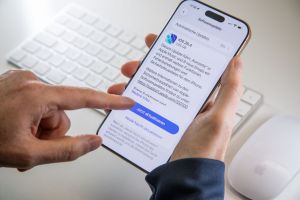 Ein Mann startet ein Softwareupdate auf einem iPhone
