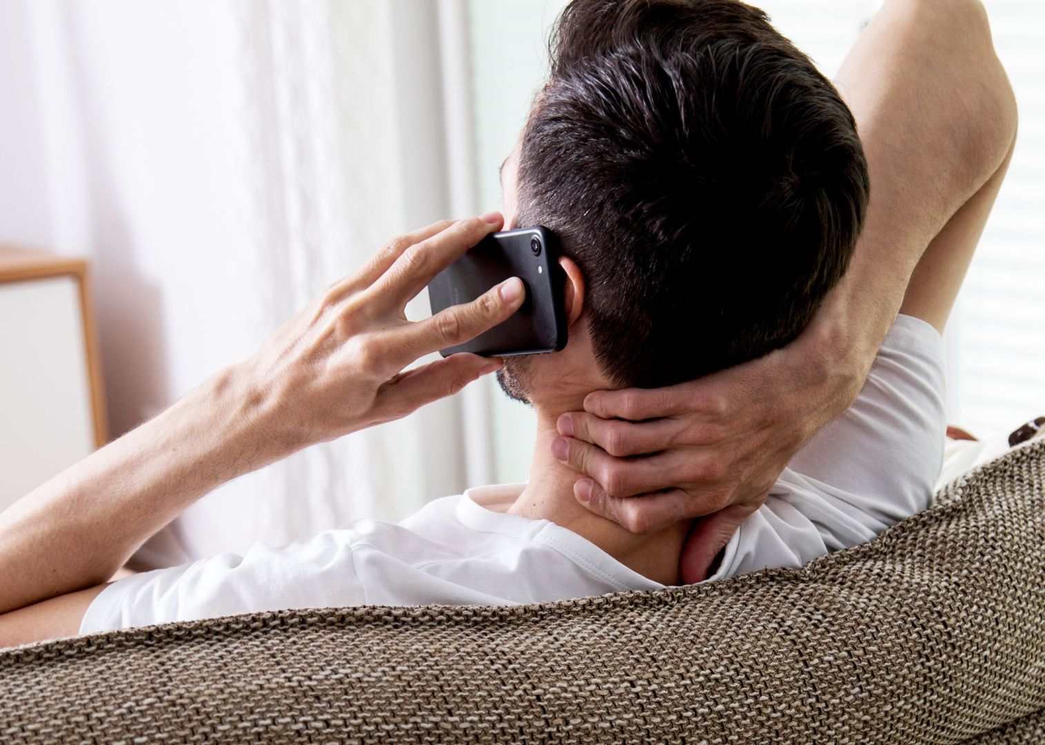 Ein Mann telefoniert