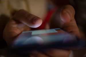 Ein Mann tippt auf einem Smartphone