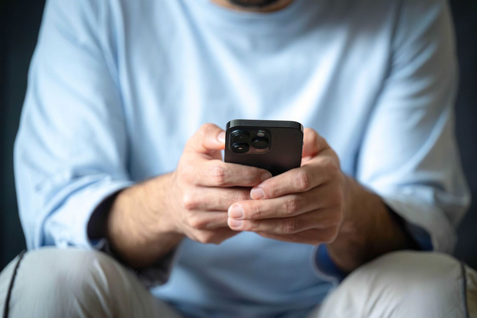 Ein Mann tippt auf einem Smartphone