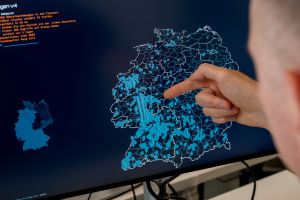 Ein Mann zeigt mit dem Finger auf einen Namenscluster
