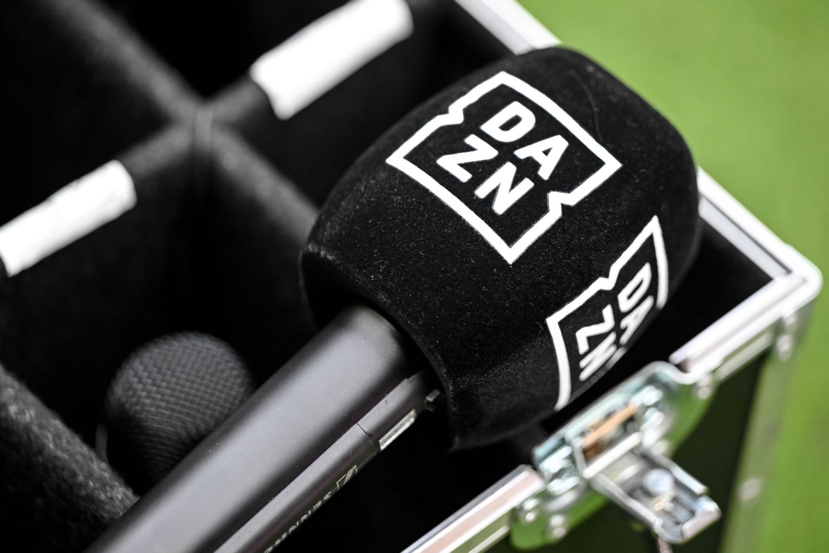 Ein Mikrofon mit dem Logo von DAZN