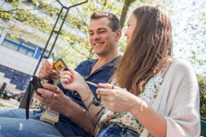 Ein Paar benutzt gemeinsam einen Walkman
