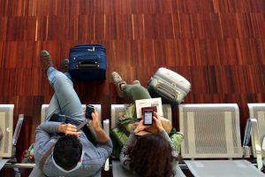 Ein Pärchen wartet am Flughafen