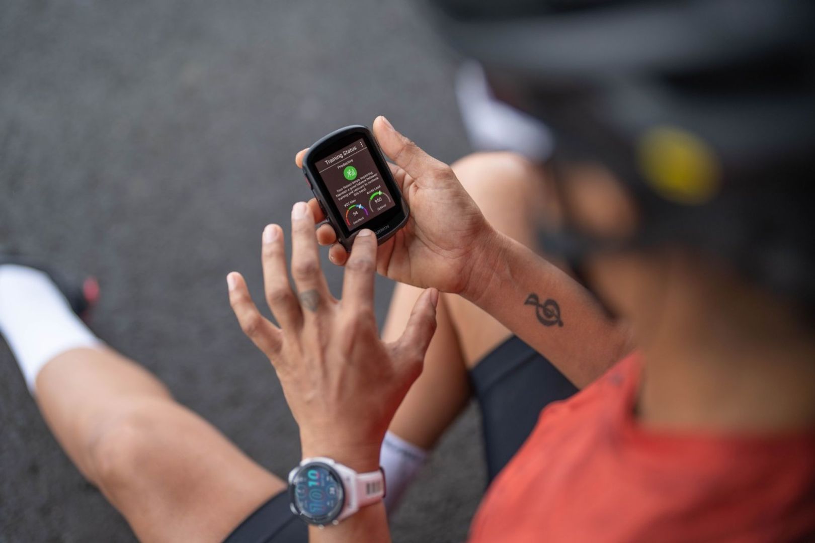 Ein Radfahrer mit einem Garmin GPS-Gerät