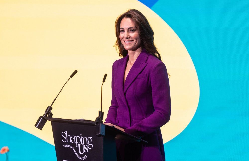 Ein Royal-Biograf behauptet, die Prinzessin von Wales habe sich schon früh von Prinz Andrew distanziert, während der Epstein-Skandal weiterhin einen Schatten auf die Monarchie werfe.