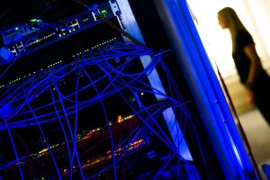 Ein Serverschrank mit blinkenden Lampen und Kabeln