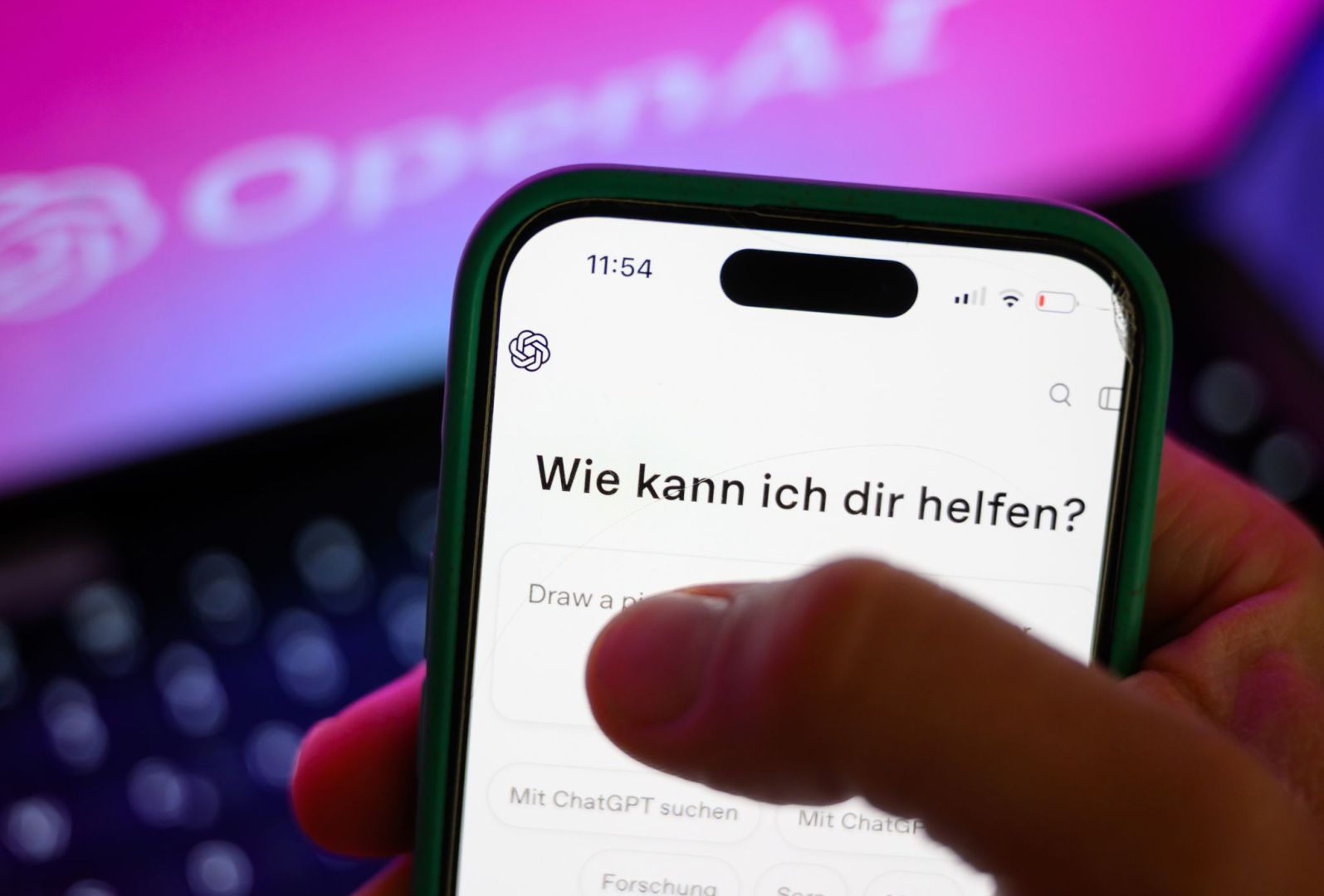 Ein Smartphone mit dem KI-Chatbot ChatGPT